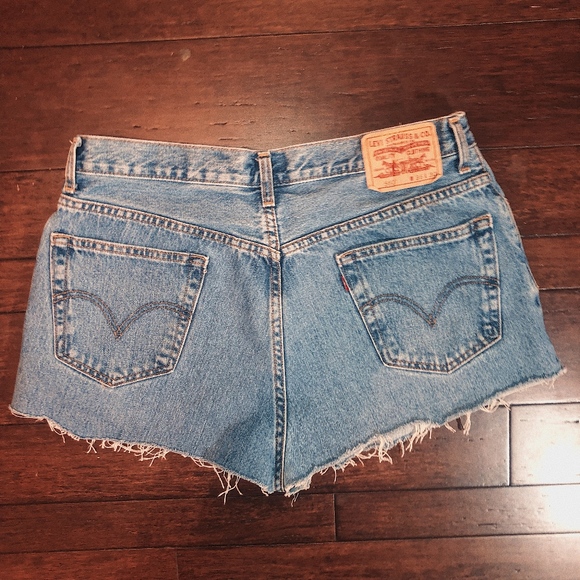 High waisted| Levi Shorts | Distressed | 560 - Picture 4 of 6